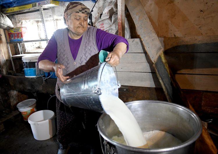 <p>Sarıkamış Ziraat Odası Başkanı Nesim Gök, büyük bir emek verilerek üretilen çeçil peynirinin yalnızca Doğu Anadolu'daki illere değil yoğun talep dolayısıyla batıdaki kentlere de gönderildiğini söyledi.</p>
