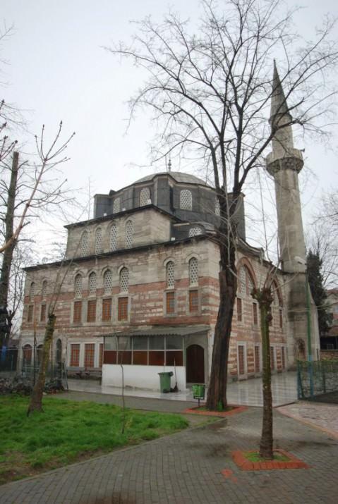 <p>KAZASKER İVAZ EFENİ CAMİİ: Kazasker İvaz Efendi Camii İstanbul'da Eğrikapı'daki cami. 1585 tarihlidir ve giriş kapısı üzerindeki levhada Mimar Sinan camisi olduğu yazılıdır. Bahçesinde geniş çukur ve tüneller vardır. Anemas zindanları kalıntıları çevresindedir. Caminin klasik ana kapısı yoktur.</p>