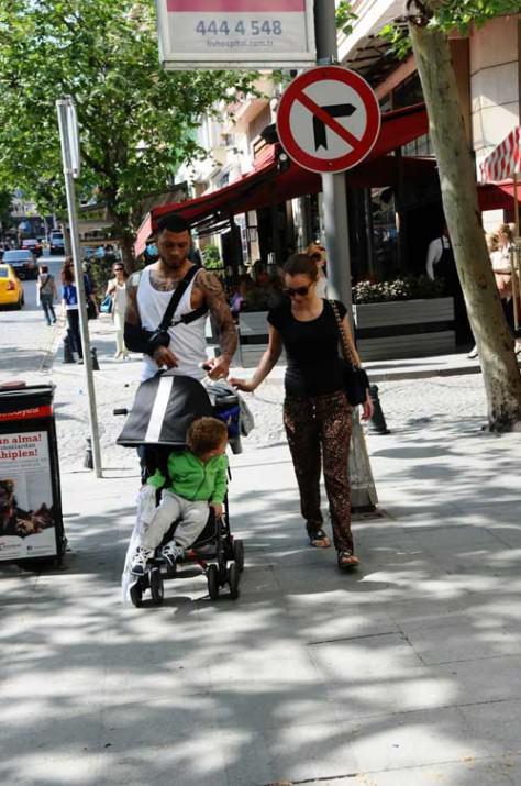 Kolu kırılan Kazım, Türkiye’ye tedavi için geldiğini belirtti.