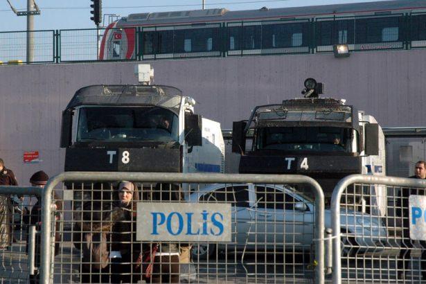 <p><span style="color:rgb(0, 0, 0)">Öte yandan özel harekat polislerinin de Yedikule’deki tarihi surlarda beklediği görüldü.</span></p>