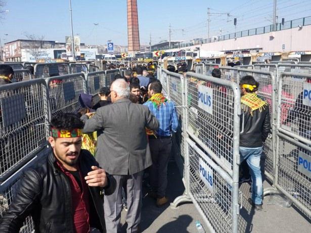 <p>Polis ekipleri alana girişlerde kontrol noktaları kurdu.</p>