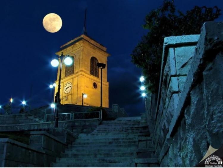 <p>Kastamonu<br />
<br />
Nüfusu: 376 945  <br />
Toplam otomobil sayısı: 61 155<br />
​Kaç kişiye bir otomobil düşüyor: 6,2</p>
