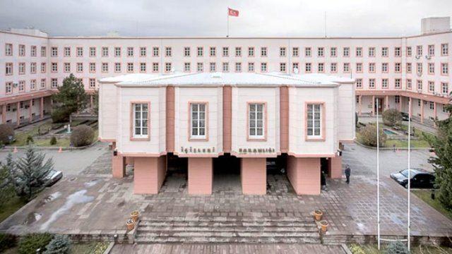<p>Genelgede, kentlerdeki aydınlatma sorunlarının giderilmesi, kritik cadde ve sokaklarda trafik ışıklarının geçişlerde kontrollü işletilmesi, gerekirse jammer kullanılması, şehit cenazelerinde diğer cenazelerin sahipleriyle irtibat kurularak olası saldırıların engellenmesi, çöp toplama araçlarında görevli kişilerin araştırılması gibi detaylı talimatlar verildi. </p>