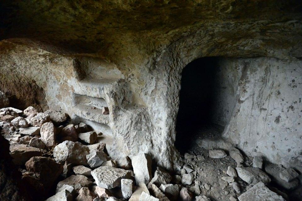 <p> Böylece biz de bu enteresan yere geldik. Belağası Yeraltı Şehri'nin bulunduğu dağın yüzeyinde kilise ve farklı yapıların olduğunu gördük. Çalışmalar sonucu daha sonra burada birkaç farklı yer altı şehri olduğunu keşfettik. </p>
