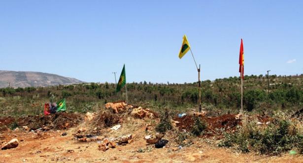 <p>KCK’lılar, Diyarbakır-Bingöl karayolunda HDP milletvekillerini taşıyan araçları durdurup, örgüt propagandası yaptı.</p>
