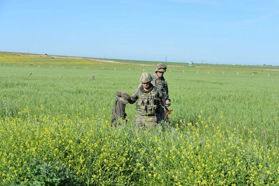 <p>Güvenlik kaynaklarından alınan bilgiye göre, terör örgütü elebaşılarından Cemil Bayık'ın, il ve ilçelerdeki teröristlere kırsala çekilme, il ve ilçeleri de YPS'ye bırakmaları yönünde telsizden verdiği talimatın ardından örgütün dağ kadrosunda yer aldıkları belirlenen 18 terörist, Nusaybin'den Kamışlı'ya kaçmaya çalışırken Mezarlık bölgesinde güvenlik güçlerince fark edildi.</p>
<p> </p>