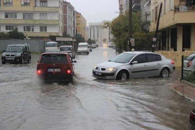 <p>Eceabat Belediyesi ekipleri rögar kapaklarını açıp özellikle ana caddedeki su birikintilerini gidermeye çalıştı. Çınarlı Deresi'nden gelen ağaç dallarını toplayan ekipler, suyun denize akışını sağlamaya çalıştı. Ancak, dereden yoğun miktarda gelen yağmur sularının yolları kaplamasını önleyemedi.</p>

<ul>
</ul>

<ul>
</ul>
