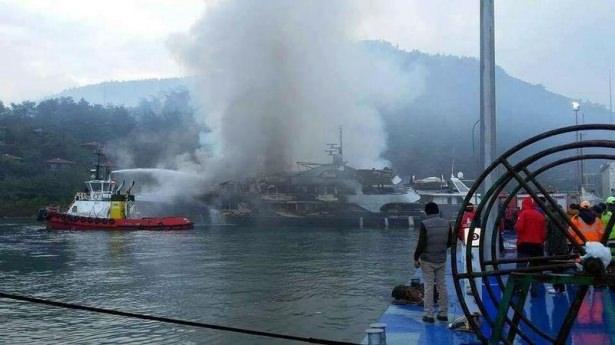 <p>Sahil Güvenlik Marmaris Grup Komutanlığı ve İlçe Jandarma Komutanlığı ekipleri yangının çıkış nedeniyle ilgili araştırma başlattı.</p>