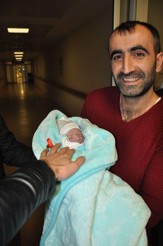 <p>Bursa'nın İnegöl'de yılın ilk bebeği Songül/Hasan Aksoy çiftinin çocuğu Emir bebek oldu.</p>

