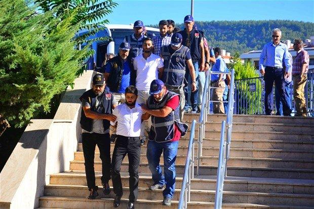 <p>FETÖ'nün 15 Temmuz'daki darbe girişimi sırasında Cumhurbaşkanına suikast düzenlemek için konakladığı Marmaris'teki otele saldırıda bulunduktan sonra ormanlık alana kaçan darbeci askerlerden 25'i daha önceki operasyonlarla yakalanmış, gözaltına alınan zanlılar çıkarıldıkları mahkemece tutuklanmıştı.</p>