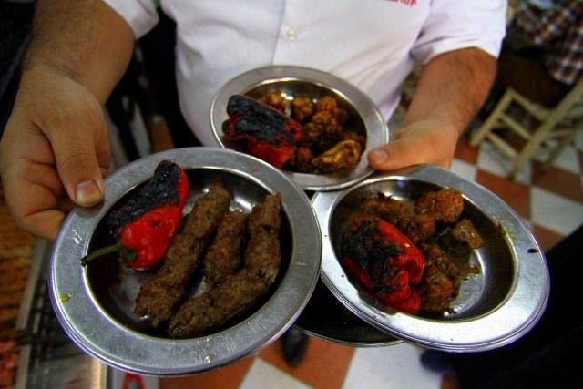 <p>Kebabın kültürlerinde olmadığı gerekçesiyle İsviçre'de yasaklanmasına yönelik başlatılan kampanya, patlıcanlı kebaptan ciğer kebabına kadar her türlü kebabı pişiren Şanlıurfalı ustalarca tepkiyle karşılandı. </p>
