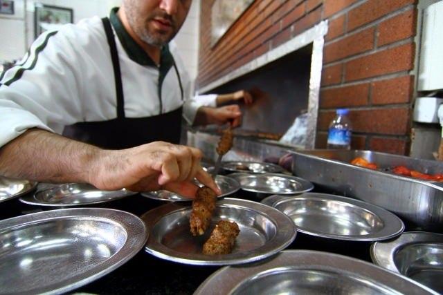 <p>Onun için burada kendi etlerimizi ve yiyeceklerimizi yasaklamalarının bir anlamı yok. Kendilerine çeki düzen versinler."</p>
