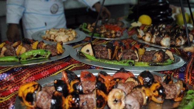 <p>Yabancı turistlerin de kebabı beğenerek yediğine dikkati çeken Uzun, "Adana, Şanlıurfa, patlıcanlı, domatesli, karışık kebaplar yapıyorum. Bugün Türkiye'de yemek kültürü kebap üzerine kurulmuştur. Avrupa'da ciğer kebabının yasaklanması girişimi doğru bir şey değil. </p>
