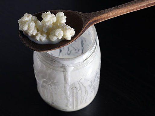 <p><strong>4- Kemikleri güçlendiriyor</strong></p>
<p>Yüksek oranda içerdiği kalsiyumla <strong>kemiklerin </strong>gelişmesini sağlayan kefir, büyüme dönemindeki çocukların ve yaşlıların artan kalsiyum ihtiyacını karşılamakta en etkili kaynaklardan. </p>
<p> </p>