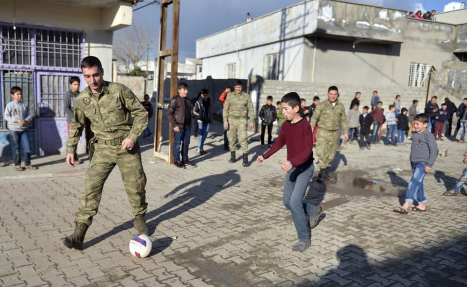 <div>Çözüm Süreci'nde silah bırakma sorumluluğunu yerine getirmesi beklenirken şehirlerde kurdukları barikat, kazdıkları çukur ve tuzakladıkları patlayıcılarla yaşamı hiçe sayan teröristlere yönelik 14 Aralık'ta uygulanan sokağa çıkma yasağı kapsamında asker ve emniyet unsurlarınca başlatılan, "Şehit Polis Muhammet Onur Operasyonu" başarıyla tamamlandı.</div>

<div> </div>
