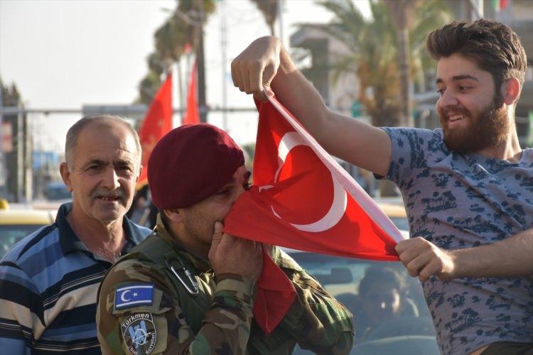 <p>Irak Türkmen Cephesi'ne (ITC) bağlı bir güvenlik görevlisi, kutlamalar sırasında bir vatandaşın elindeki Türk bayrağını öptü.</p>
