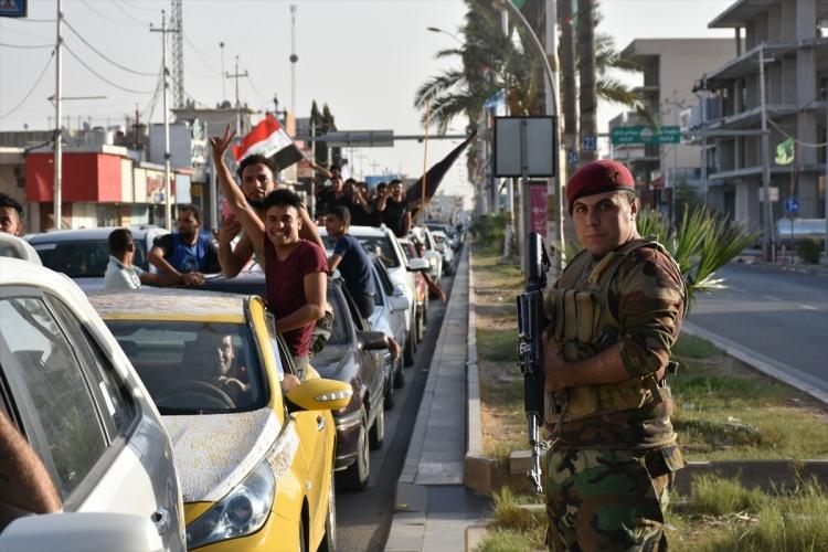 <p>Irak güçlerinin Kerkük'e yönelik askeri operasyonunda kentin merkezine girerek kontrolü sağlamasının ardından sokaklara dökülen halk sevinç gösterilerinde bulundu.</p>
