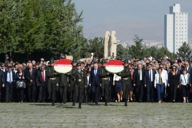 <p>Aslanlı Yol&rsquo;dan y&uuml;r&uuml;yerek Atat&uuml;rk&rsquo;&uuml;n mozolesine gelen Kılı&ccedil;daroğlu başkanlığındaki heyet, Atat&uuml;rk&rsquo;&uuml;n mozolesine &ccedil;elenk bırakarak saygı duruşunda bulundu.</p>
