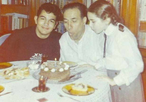 <p>Ve bugün Gül Sunal, Kemal Sunal’ı o evden çıkardı, çok sevdiği seyircisiyle buluşturmak için bir kitap yazdı. (Hürriyet)</p>