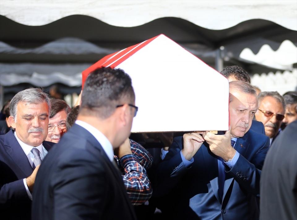 <p>Eski Maliye Bakanı Kemal Unakıtan, Süleymaniye Camisi'nde düzenlenen törenle son yolculuğuna uğurlandı.</p>
