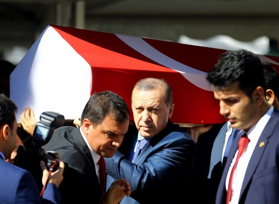 <p>Törene katılan Cumhurbaşkanı Recep Tayyip Erdoğan, 11. Cumhurbaşkanı Abdullah Gül ile eski Başbakan Ahmet Davutoğlu, Unakıtan'ın naaşını omuzlarında taşıdı.</p>
