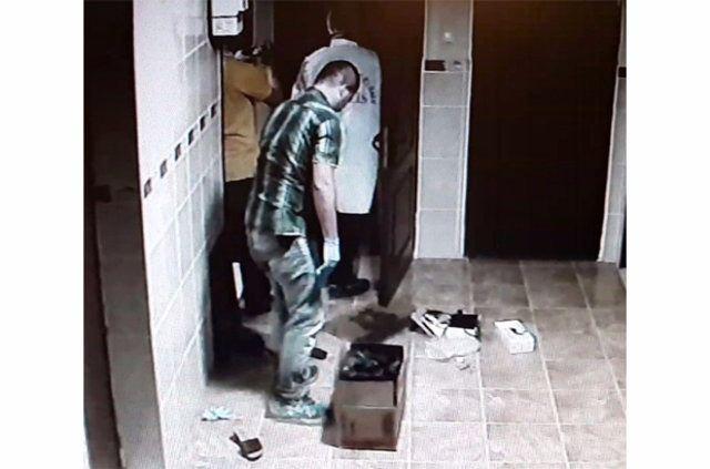 <p>Bir akrabanın BİMER’e şikâyetiyle açığa çıkan vahşeti kanıtlayan görüntülere Habertürk ulaştı. Polis ekipleri, anne M.T’yi önce karakola götürüp ifadesini aldı.</p>