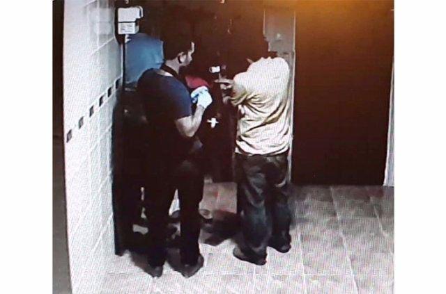 <p>Kolinin açılması sırasında anne M.T. de o anları izledi. Polisin “bunlar nedir?” sorusu üzerine yaşlı kadının ağlayarak, “Kızımın kemikleri” diyen annenin polislerle hiç konuşmaması da dikkat çekiyor.</p>

