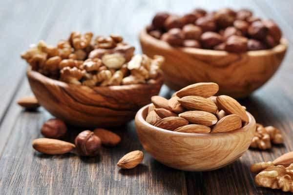 <p>vücudun ihtiyacı olan vitamin gruplarını içeren çiğ badem,</p>
