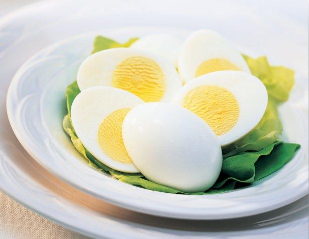 <p>* Haşlanmış yumurtayı kolayca soymak için hafifçe tezgaha vurup, çatlaklar oluşturun. Soymadan önce kısa bir süre soğuk suda tutmayı unutmayın. </p>

<p>* Buzdolabına sakladığınız yumurtaların yanında soğan, peynir gibi kokusu yoğun besinler bulundurmayın. Çünkü gözenekli bir yapıya sahip olan yumurta kabuğu, kokuları içine çeker.</p>
