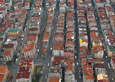 Kamu binaları arasında, karargah, emniyet müdürlüğü hizmet binası, ilköğretim okulu, devlet ve kadın doğum hastanesi, sağlık ocağı ve lojmanlar da bulunuyor.