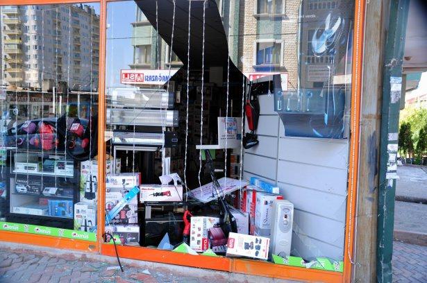 <p>Bir teknoloji ürünü satılan bir marketin camını kıran boğa Kongre Lisesi’nin bahçesine girdi.</p>
