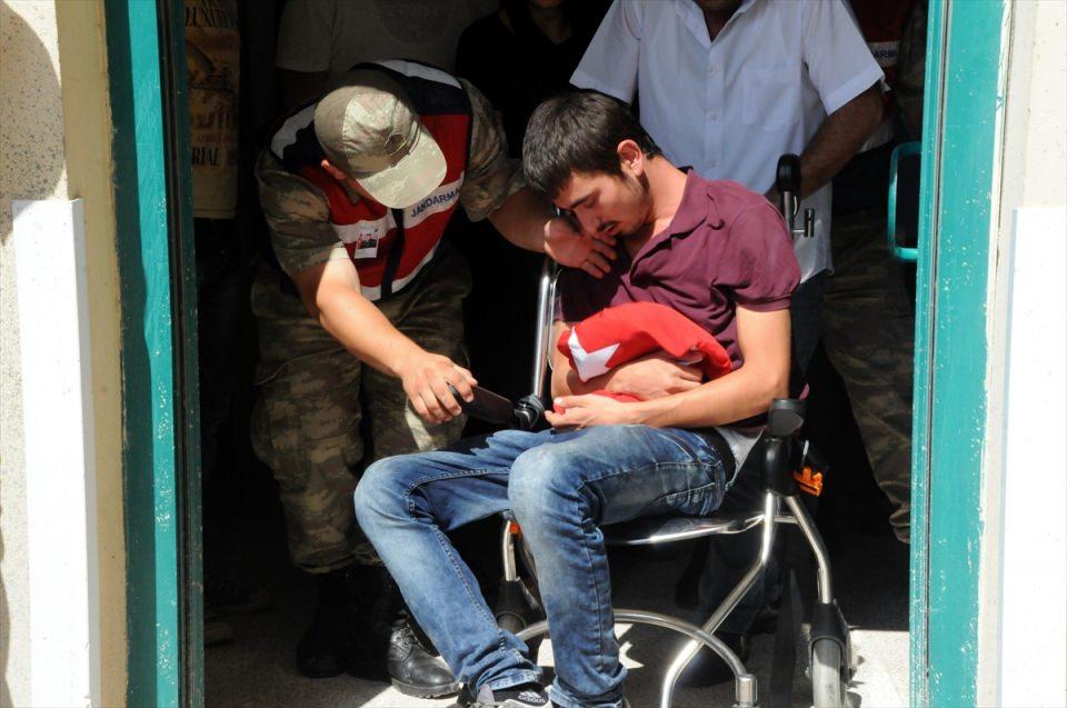 <p>Van'ın Çaldıran ilçesinin Tendürek Dağı bölgesinde güvenlik güçlerince yürütülen operasyonlarda, terör örgütü PKK militanları ile çıkan çatışmada şehit düşen Astsubay Üstçavuş Suat Petek'in (36) cenazesi, memleketi Osmaniye'nin Kadirli ilçesinde toprağa verildi. Törende, şehidin annesi Elif (sol 2) ve kardeşi Oğuzhan (sağ 2) Helvacı'yı yakınları teskin etmeye çalıştı.</p>