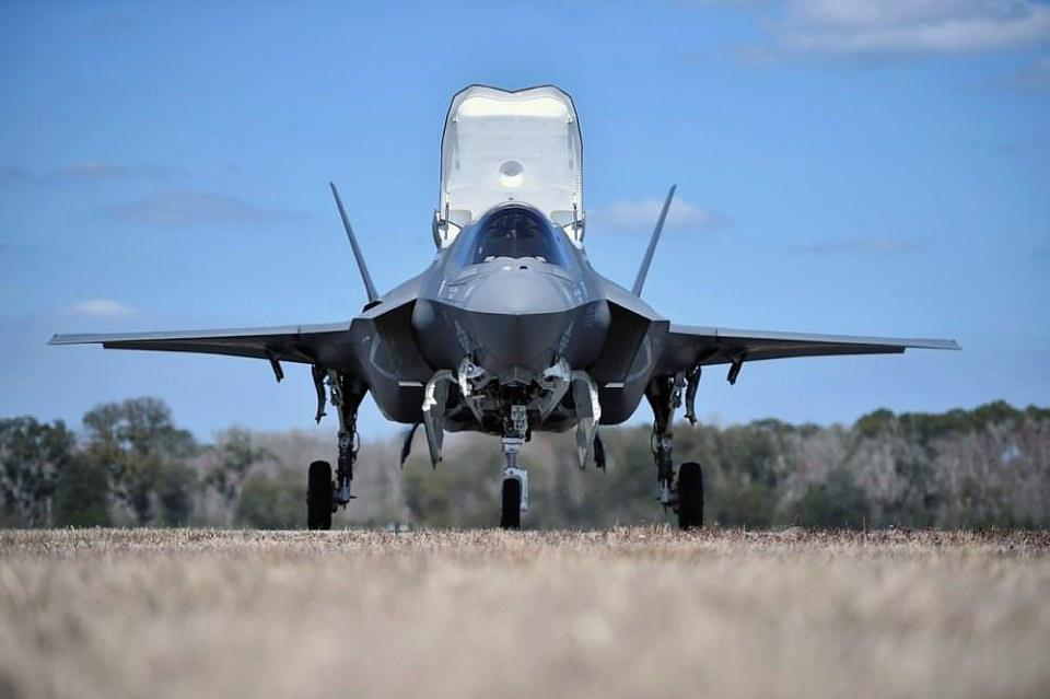 <p><strong>F-16'LARDAN ETKİSİZ BİR PLATFORM OLDUĞU DOĞRU DEĞİL!</strong><br />
F-35 savaş uçaklarında karşılaşılan çeşitli sorunların iyileştirildiği ve temel kaynağına inilerek ortadan kaldırıldığı belirtilirken F-16 savaş uçaklarından daha etkisiz olduğu haberlerinin kesinlikle doğruyu yansıtmadığı vurgulandı.</p>
