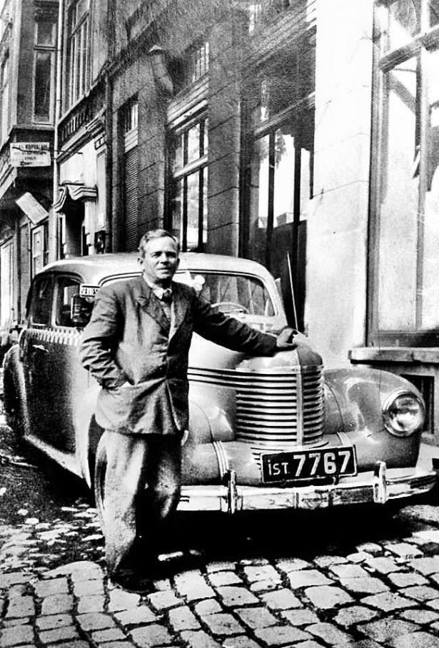 <p>50 başlarında İstanbulda müşteri bekleyen bir taksi.. Bu tarz siyah plakalar arabalarda 1939-1962 yılları arasnda kullanıldı...</p>

<p> </p>
