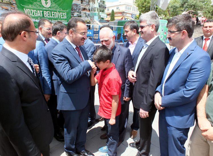 <p>ADALET Bakanı Bekir Bozdağ, "Terör üzerinden Türkiye’ye mesaj yollamak isteyenler, terörle netice almak isteyenler asla hedeflerine ulaşamayacaklar. Çünkü Türkiye büyük bir devlet. Türkiye hesapları bozdu, hendekleri, kazanların başına geçirdi" dedi.</p>