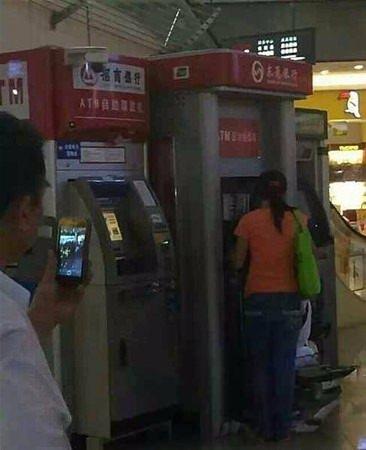 <p>ATM kadının kartını yutunca olan oldu ve genç kadın adeta çılgına döndü...</p>
<p> </p>