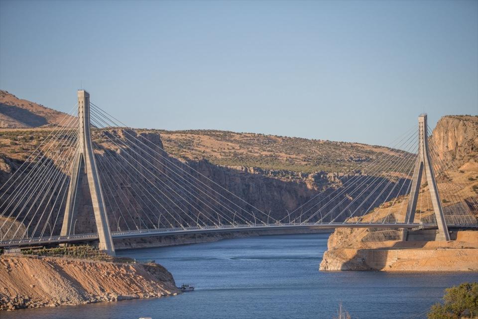 <p>Siverek-Kahta karayolunda ulaşımı sağlayan köprünün, Atatürk Barajı'nın suları altında kalması üzerine Fırat Nehri'nden karşıya geçmek için yıllarca kısıtlı ve saatler süren feribot seferiyle yetinmeye çalışan sürücüler, Nissibi Köprüsü'nün açılmasıyla rahatladı.</p>

<p> </p>
