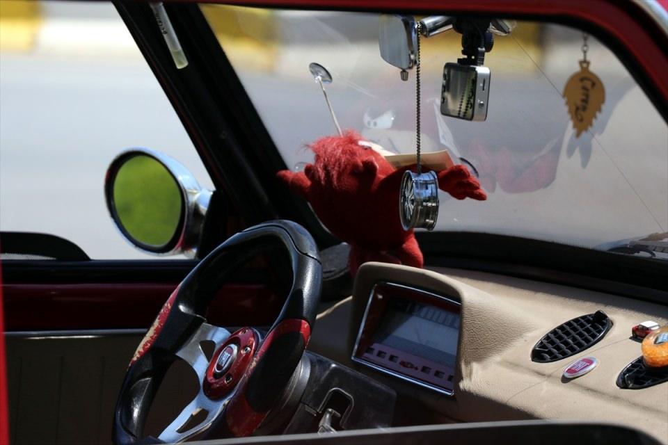 <p>Levent Çulhanoğlu, AA muhabirine yaptığı açıklamada, aracını yaklaşık 2-3 yıldır modifiye etmek için uğraştığını, otomobilin motorunu bile kendisinin yapıp taktığını anlattı.</p>
<p> </p>