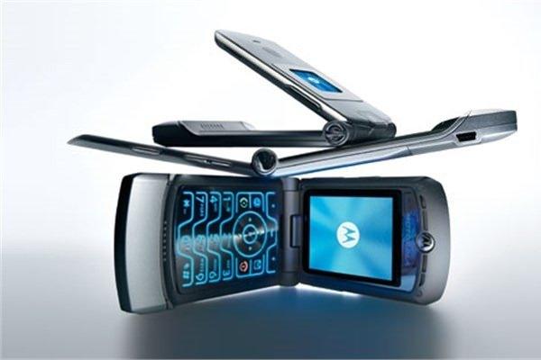 <p><strong>Motorola Razr V3 (2004)</strong><br />
Şık tasarımı, inceliği ve yumuşak kenarlarıyla Motorola Razr V3 moda ve teknolojiyi bir araya getirdi. Uzmanlara göre bu model, tasarım ve teknolojinin bir arada olması açısından ilk örnek. Bu model Motorola'nın en efsane telefonu olarak kabul edilirken, şirketin yarışın gerisinde kalması açısından da başlangıç oldu.</p>
