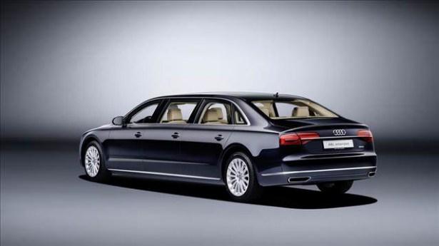 <p>Audi'nin amiral gemisi A8'in 6 kapılı versiyonu tam 6360 mm uzunluğa ve yaklaşık bir A3 uzunluğu kadar dingil mesafesine(4220 mm) sahip. "Uzun lüks sedan" olarak tanımlanan otomobilin tamamen yollara çıkması için ise 1 yıl gerekecek.</p>