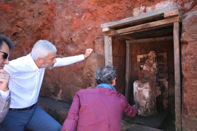 <p>"Kurul Kalesi’nde devam eden arkeolojik kazılarda 2 bin 100 yıldır tahtında oturan Ana Tanrıça Kibele Heykeli bulunmuştu. Hemşehrilerimiz, Kibele Heykeli ve Kurul’u görmek için o günden sonra Kurul’a adeta akın ettiler.</p>