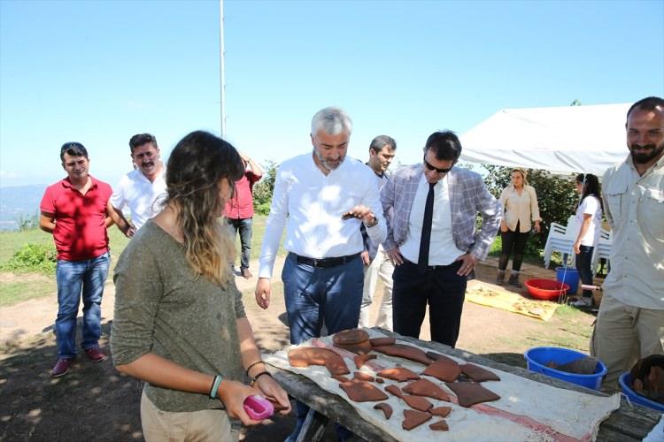 <p>5 günde ziyaretçi sayısının 10 bine ulaştığını öğrendik ve mutlu olduk. Önceki yıllarda Kurul Kalesi’ndeki arkeolojik kazılar için sadece 50 bin lira ödenek ayrılırken, bu yıl Büyükşehir olarak 1 milyon lira ödenek ayırmıştık.</p>
