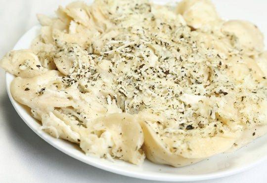 <p><strong>Pirohu</strong></p>

<p>Mantıya benzeyen bu yemekte et yerine patates veya peynir konuluyor</p>
