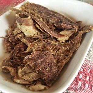 <p><strong>Samarella</strong></p>
<p>Bol<strong> tuzlu ve bol kekikli keçi etinin, </strong>yaz aylarında çam yaprakları arasında kurutulurak elde edilen bir Kıbrıs mezesidir Samarella. </p>