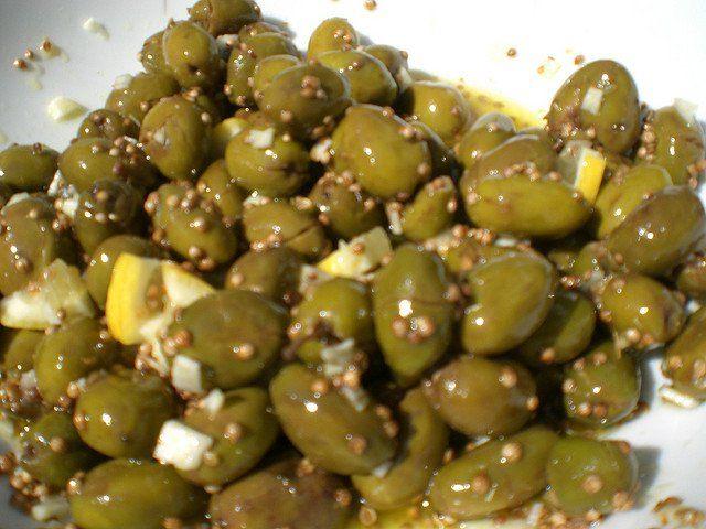 <p><strong>Çakıstez</strong></p>
<p>Zeytin kırıldıktan sonra limon, kekik ve sarımsakla salamura şeklinde sunuluyor.</p>