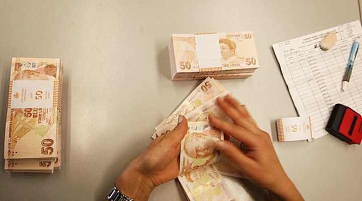 <p><strong>MAĞDURİYET SANAYİDE</strong></p>
<p>Çalışanların yüzde 49.1'i işverenin kıdem ödememek için çalışanlarını belirli sürelerde girdi-çıktı yaptığına dikkat çekiyor. Kıdemde sektörler arasında en büyük sıkıntılar sanayide yaşanıyor. Çalışanların yüzde 42.2'si kıdem tazminatı hakkını kaybetmemek için iyi şartlarda çalışacağı yeni iş tekliflerini reddediyor. Çalışanların yüzde 43.5'lik bölümü biriken parayı 5 yıl sonra çekmek istiyor.</p>