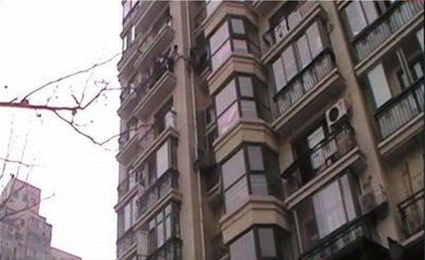 <p>Çin'de 8.kattan düşerek, klima ile duvar arasına sıkışan çocuk bakın nasıl kurtatıldı.</p>

<p> </p>
