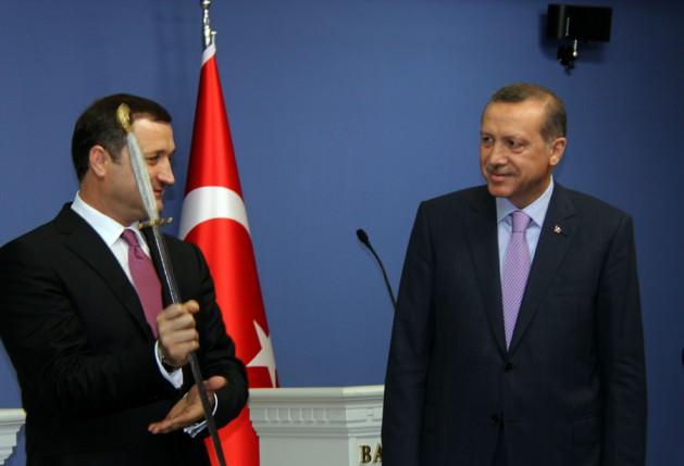 <p><span><strong>ERDOĞAN KILICIN REPLİKASINI MOLDOVA BAŞBAKANINA HEDİYE ETMİŞTİ</strong></span></p>
<p>Başbakan Erdoğan, 1 Kasım 2012 tarihinde Ankara'yı ziyaret eden Moldova eski Başbakanı Filat'a Moldova'nın milli kahramanı Stefan Cel Mare'nin kılıcının bir replikasını takdim ettmişti. Filat da Erdoğan'dan kılıcın orjinali ile ilgili bir ricada bulunmuştu. </p>
<p>Kılıcın replikasını öperek teslim alan Filat, Başbakan Erdoğan'a yaptığı jestten dolayı candan teşekkür ettiğini belirterek, 'Geleceğini inşa etmek için halklar geçmişini, kahramanlarını bilmeli, tanımalı. Çünkü onların neler yaptıklarını bilerek geleceğini inşa ederler. Bu hediyeniz için teşekkür ediyorum, Büyük Stefan'ın kılıcının bu replikasını görmek isteyen bütün vatandaşlarımıza en uygun yerde bu kılıcı sergilemeyi düşünüyoruz' demişti.</p>