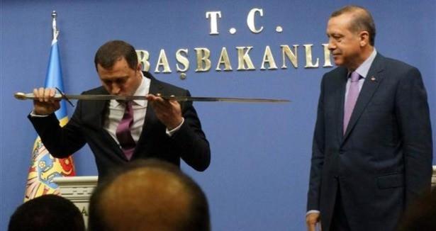 <p>Moldovalılar için Stephan Çel Mare'nin önemli bir komutan olduğunu hatırlatan Bozdağ, kılıcın Topkapı'da saray envanteri olarak bulunduğunu belirtti. Bozdağ, Moldovalılar için değerli olduğu için önemsedikleri kılıcın, Türkiye açısından da tarihi bir eser olduğunu yineledi.</p>