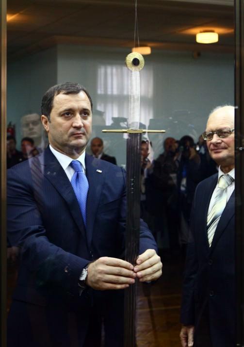 <p>Başbakan Erdoğan da 15. yüzyılda Moldova Prensi ve Boğdan Voyvodası Moldovyalı Stefan'ın kılıcının Moldova ve Romanya için çok farklı bir anlam taşıdığını belirterek, daha önce Romanya'ya kılıcın bir replikasının verildiğini, ikinci replikasının da Moldova'ya takdim edildiğini söylemişti.</p>